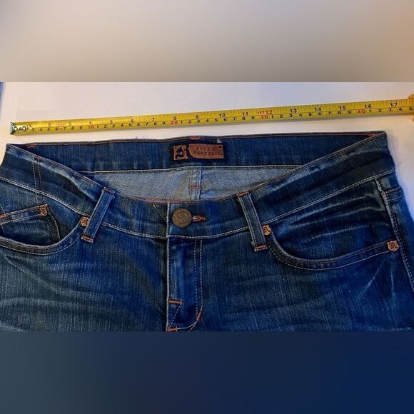 Rock & Republic Flared Jeans Size 28 Medium Wash Embroidered Logo Low Rise - Picture 3 of 8